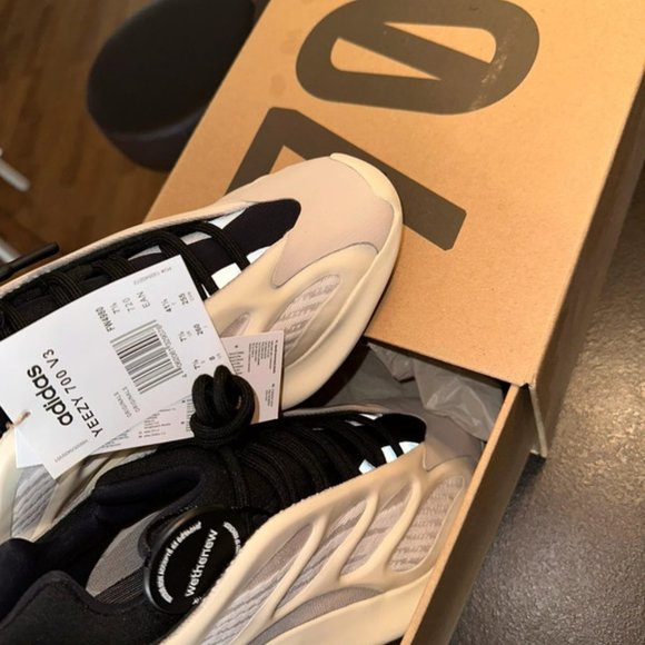 Yeezy 700 main image 4